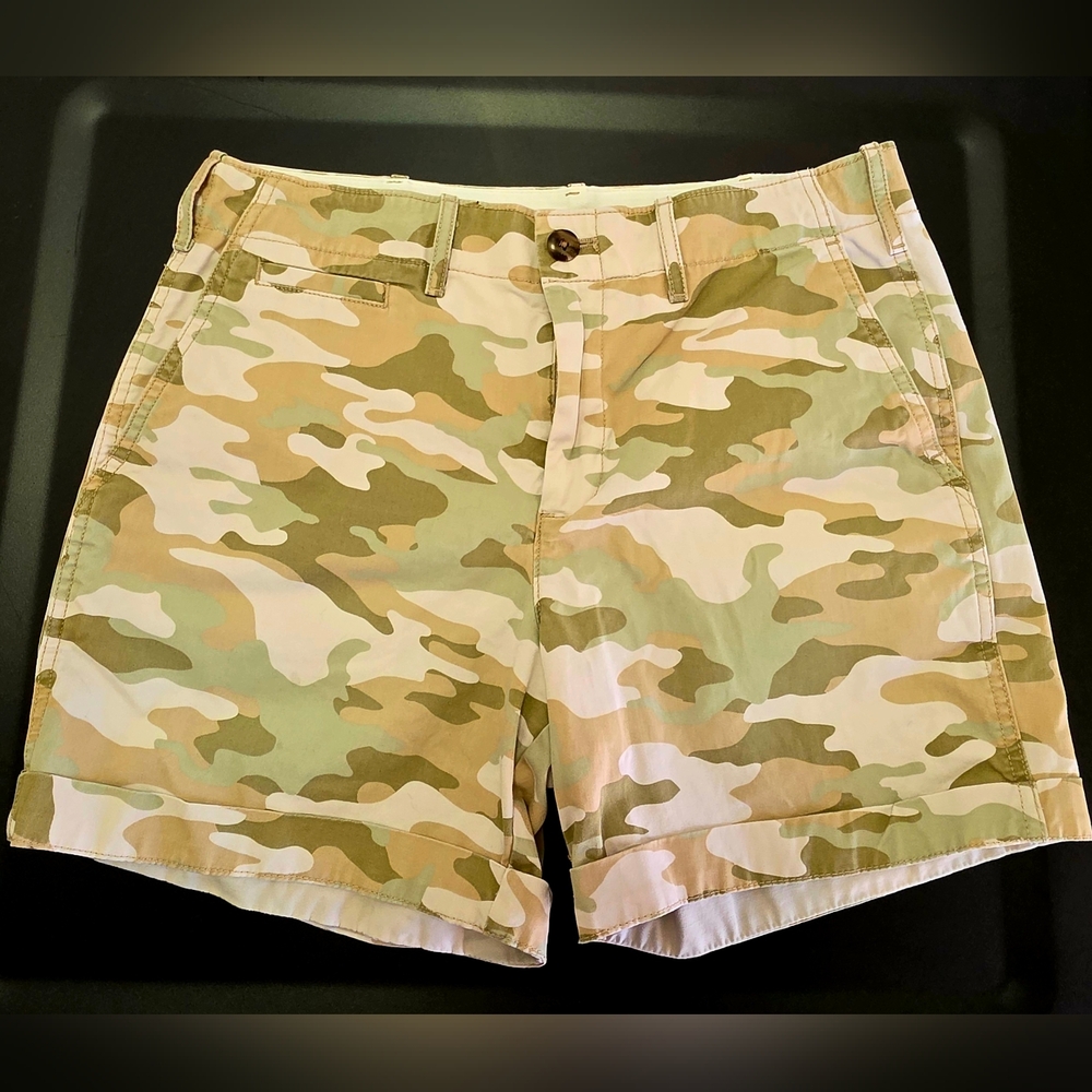 Gap Woman's Camouflage Khaki Shorts- Size 8, 5" short